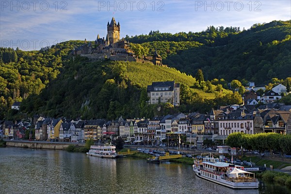 Town view of Cochem on the Moselle with Reichsburg Castle, Rhineland-Palatinate, Germany, Europe
