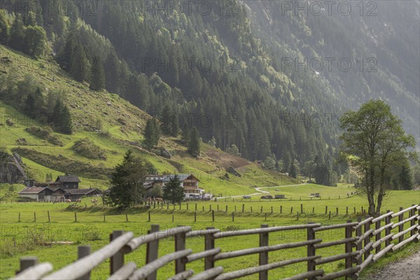Hiking trail in Stilluptal, Gasthof Stilluper Haus, Stillupgrund, Mayrhofen, Zillertal Alps High