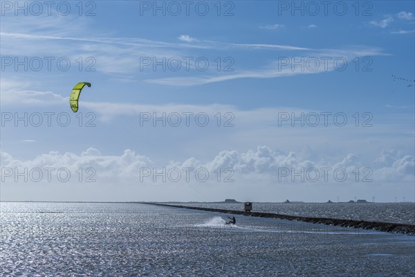Kitesurfing on the North Sea, Lüttmoorsiel, Reußenköge, on the horizon Hallig Nordstrandischmoor,