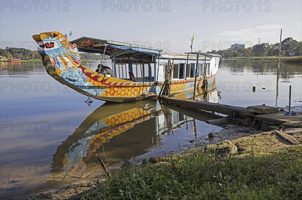 Colourful traditional Vietnamese dragon boat on the Perfume River near Hue, Th? a Thiên-Hu?