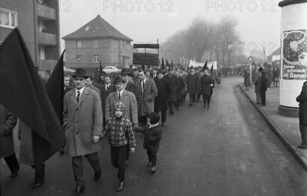 With black flags, miners of the Bismarck colliery and their relatives demonstrated against the