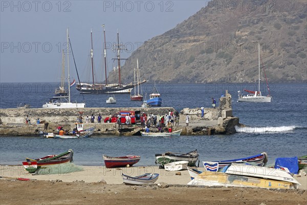 Colourful fishing boats and Creole fishermen in front of the three-masted topsail schooner