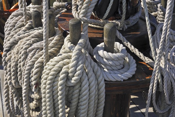 Ropes coiled around belaying pins aboard the Grand Turk, Etoile du Roy, a three-masted sixth-rate