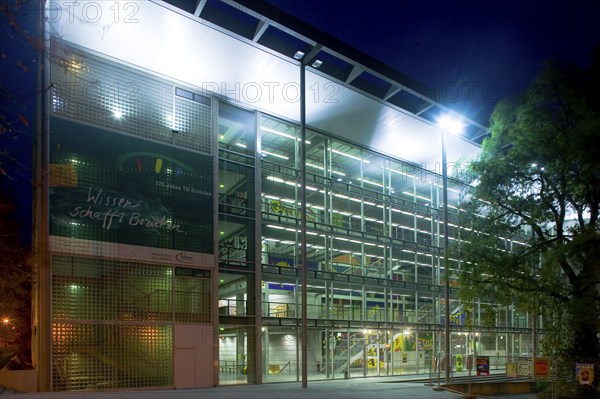 The new lecture hall centre at the Technical University of Dresden (1998) is exceptionally