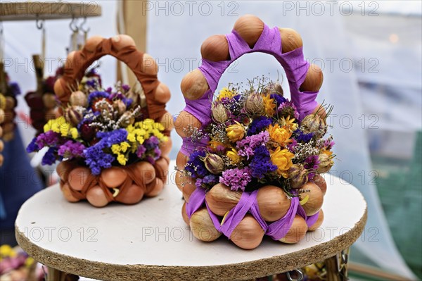Market stall with onion plaits, traditional harvest jewellery, onion market, Bern, Canton of Bern,
