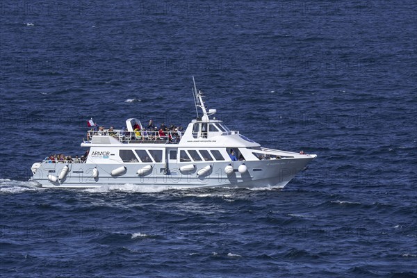 Excursion boat Armor Navigation sailing with tourist along Côte de granit rose, Pink Granite Coast