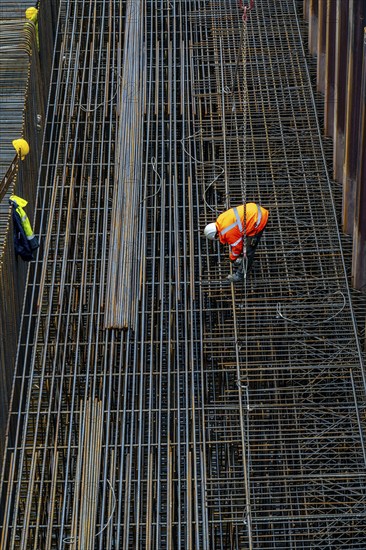 Work on the steel mesh of the foundation of the new Karl Lehr Bridge in the port of