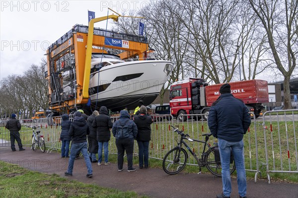 Craning the €6.3 million Sunseeker 88Y motor yacht, weighing 82 tonnes, in preparation for the