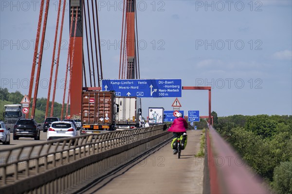 The motorway bridge between Duisburg-Baerl and Duisburg-Beeckerwerth, A42, over the Rhine, cycle