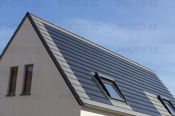 Solar roof: detached house with solar roof tiles as a high-quality and attractive alternative to