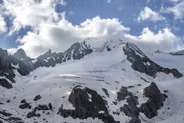 Glaciated mountain peak Großer Möseler, glacier Furtschaglkees, Berliner Höhenweg, Zillertal Alps,