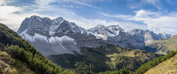 Mountain panorama with steep rocky peaks, view of Laliderspitze, Dreizinkenspitze and