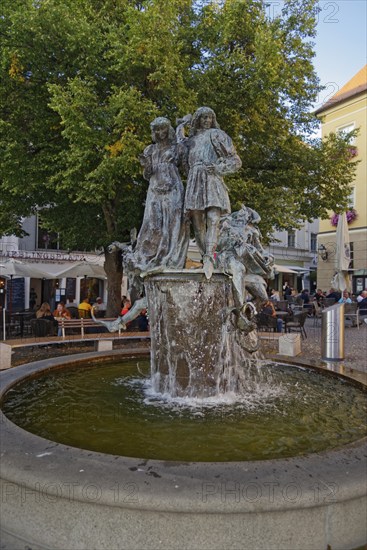 Wedding fountain with people and cafés in the background, market square, Amberg, Upper Palatinate,