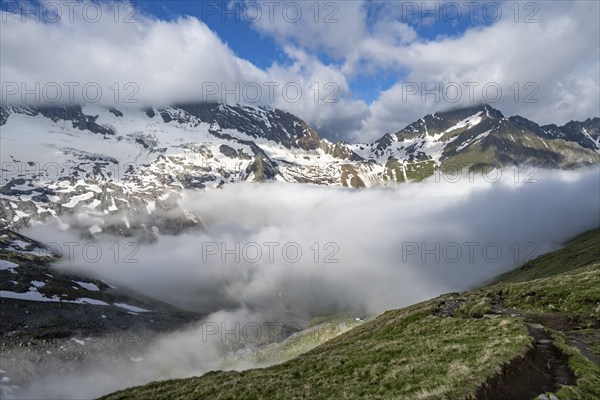 Mountain panorama with high fog in the valley, summit Hochfeiler and Hochsteller with clouds,