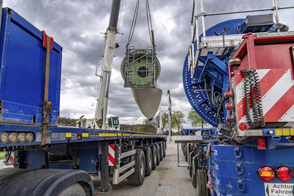 Preparation for the transport of a 68 metre long blade, a wind turbine, with a self-propelled