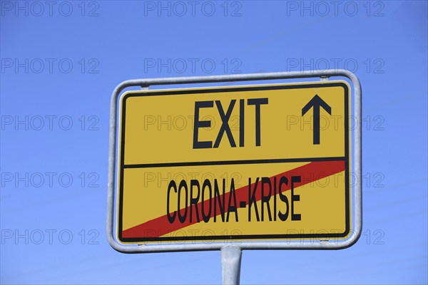 Symbolic image: Town exit sign with the words Coronavirus / Exit