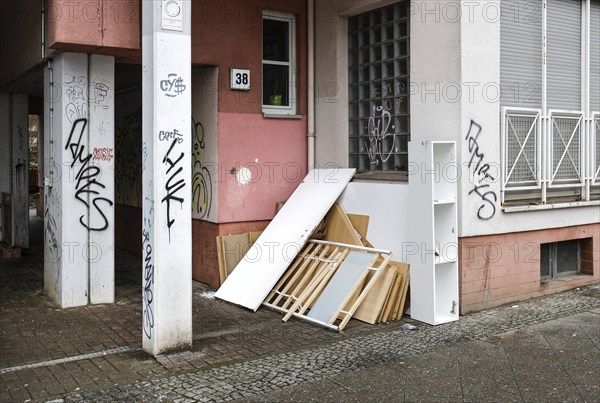 Bulky waste at a house, illegal waste disposal in the Berlin district of Wedding, 15.02.2024