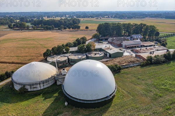 Biogas plant, gas storage, with dome, fermenter tanks for the fermentation process, use of solid