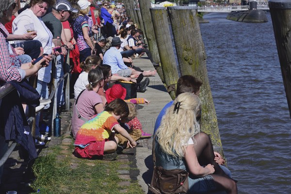 Europe, Germany, Hamburg, Elbe, Harbour Birthday, Spectators on the Elbe quay, Hamburg, Hamburg,