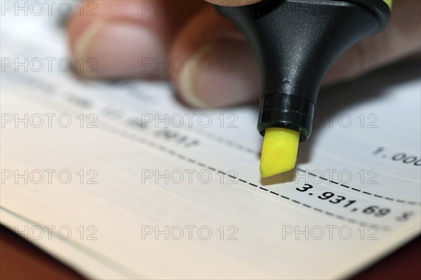 Symbolic image: Bank statement with negative account balance