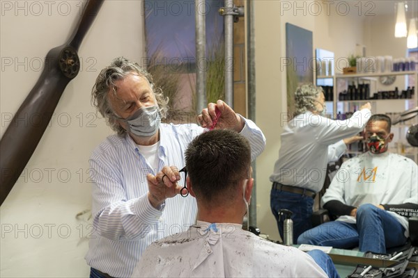 Hairdressing salon in Essen-Rüttenscheid, first customer after 6 weeks, shop closed due to Corona,