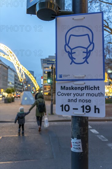 Düsseldorf, city centre, Königsallee, Kö, notice on the obligation to wear masks, centre, during