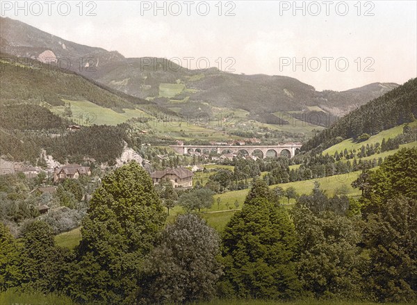 Peyerbach, Payerbach, von Reichenau aus gesehen, im Bezirk Neunkirchen in Niederösterreich,