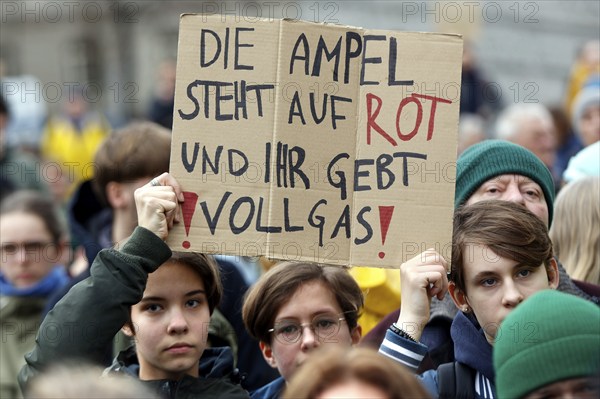 Fridays for Future demonstration at the Federal Ministry of Transport for compliance with climate