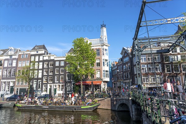 Houses on the Kloveniersburgwal canal, old town of Amsterdam, canal belt, Aluminiumbrug, café with