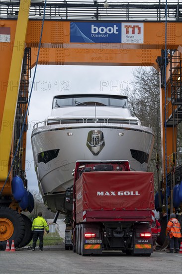 Craning the €6.3 million Sunseeker 88Y motor yacht, weighing 82 tonnes, in preparation for the