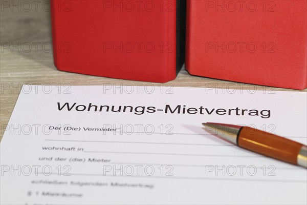 Symbolic image: Blank form of a rental agreement for a flat