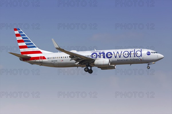 An American Airlines Boeing 737-800 aircraft with the registration number N838NN and the OneWorld