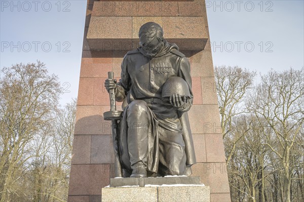 Centre portal, kneeling soldier with Kalschnikow rifle, Soviet memorial, winter, Treptower Park,