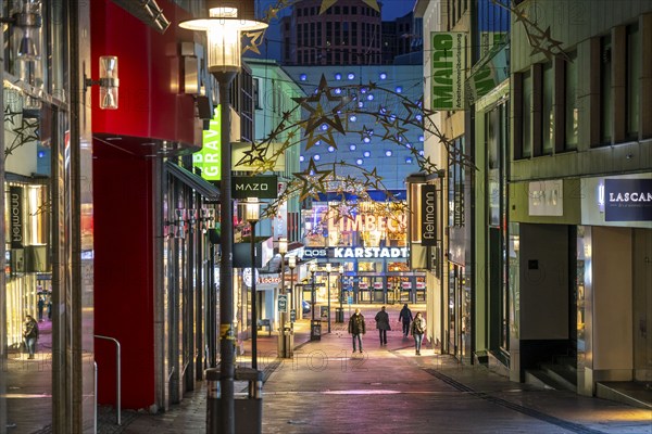 Christmas lockdown in the Corona crisis, empty shopping street, closed shops, hardly any