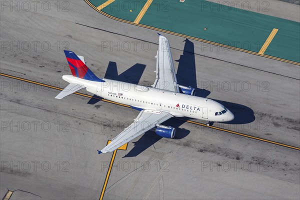 A Delta Air Lines Airbus A319 aircraft with the registration number N354NB at Los Angeles Airport,