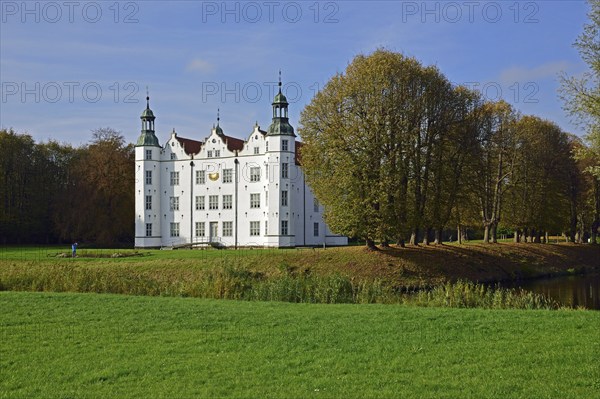 Europe, Germany, Schleswig-Holstein, Ahrensburg, moated castle Ahrensburg, autumn, front facade,
