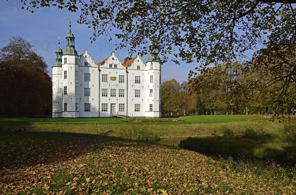 Europe, Germany, Schleswig-Holstein, Ahrensburg, moated castle Ahrensburg, autumn, front facade,