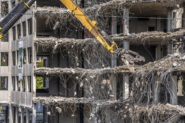 Construction site on Haroldstraße, demolition of a former office building, after complete gutting