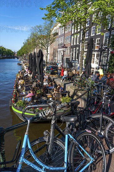 Houses on the Kloveniersburgwal canal, old town of Amsterdam, canal belt, Aluminiumbrug, café with