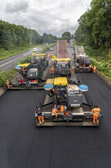 Renewal of the road surface on the A40 motorway between the Kaiserberg junction and Mülheim-Heißen,