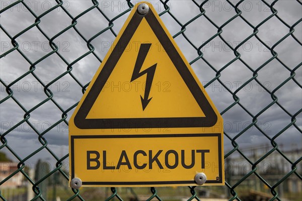 Symbolic image: The word blackout is written under a sign that usually warns of high voltage
