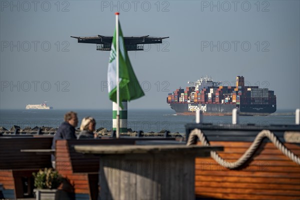 Container freighter VALPARAISO EXPRESS, of the shipping company Hapag-Lloyd, in the harbour exit of