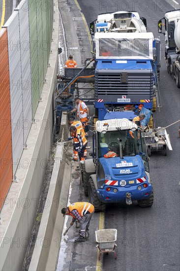 Motorway construction site on the A52 in Essen, basic renovation of the two carriageways in both