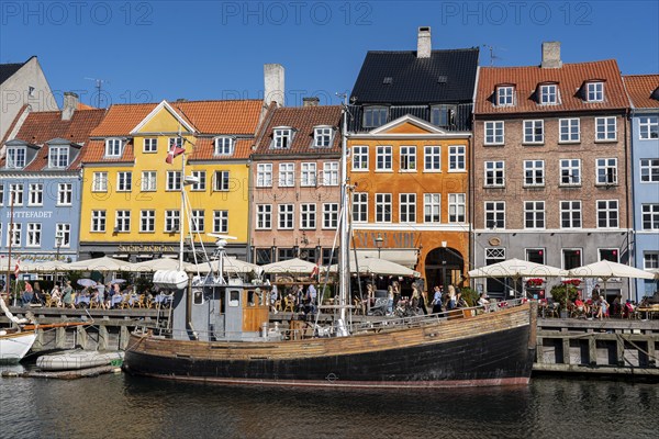 Nyhavn, in the Frederiksstaden district, harbour district with houses over 300 years old, promenade