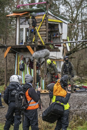 2nd day of the clearing of the hamlet Lützerath, by the police, of tree houses and huts, of climate