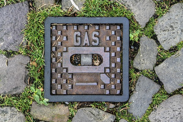 Cover for a gas pipe shaft, with a slide valve to turn the pipe closed or open