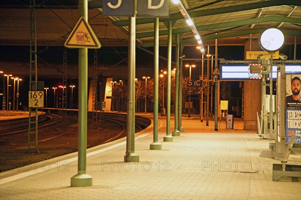 Europe, Germany, Hamburg, Harburg, railway station at night, deserted platform, Hamburg, Hamburg,