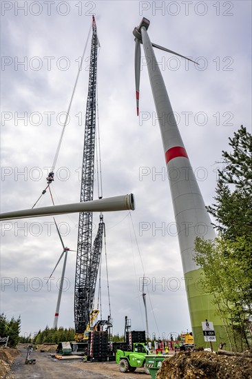 Erection of a wind turbine, wind energy plant, assembly of the third blade, with a crawler lattice