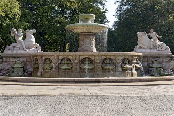 Wittelsbach Fountain, monumental Wittelsbach Fountain by Adolf von Hildebrand, allegory of the