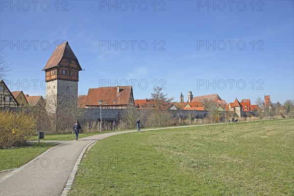 Bäuerlinsturm as part of the historic town fortifications, town wall, footpath with walkers,